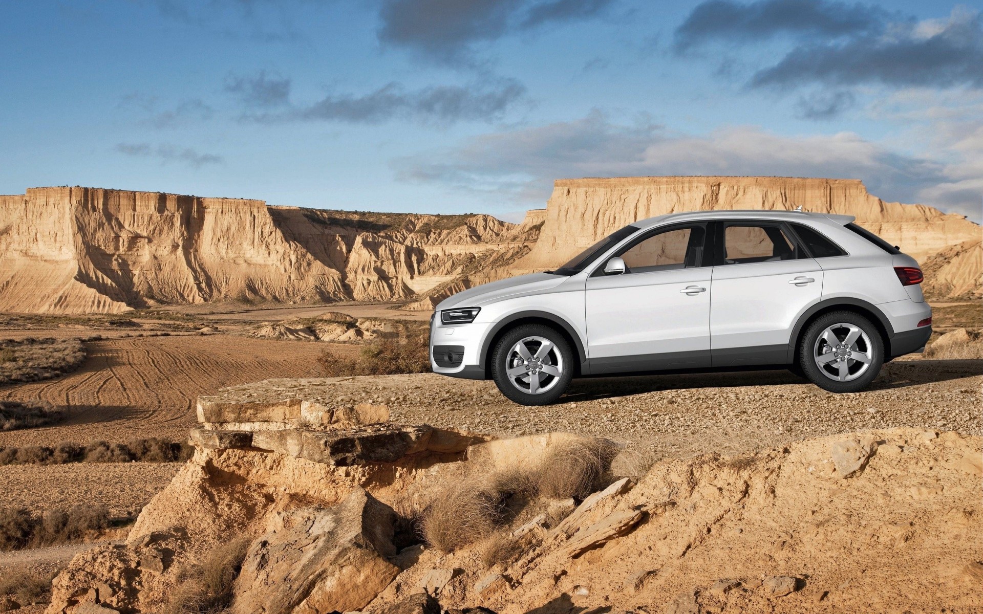 coche blanco audi fuera de la carretera desierto