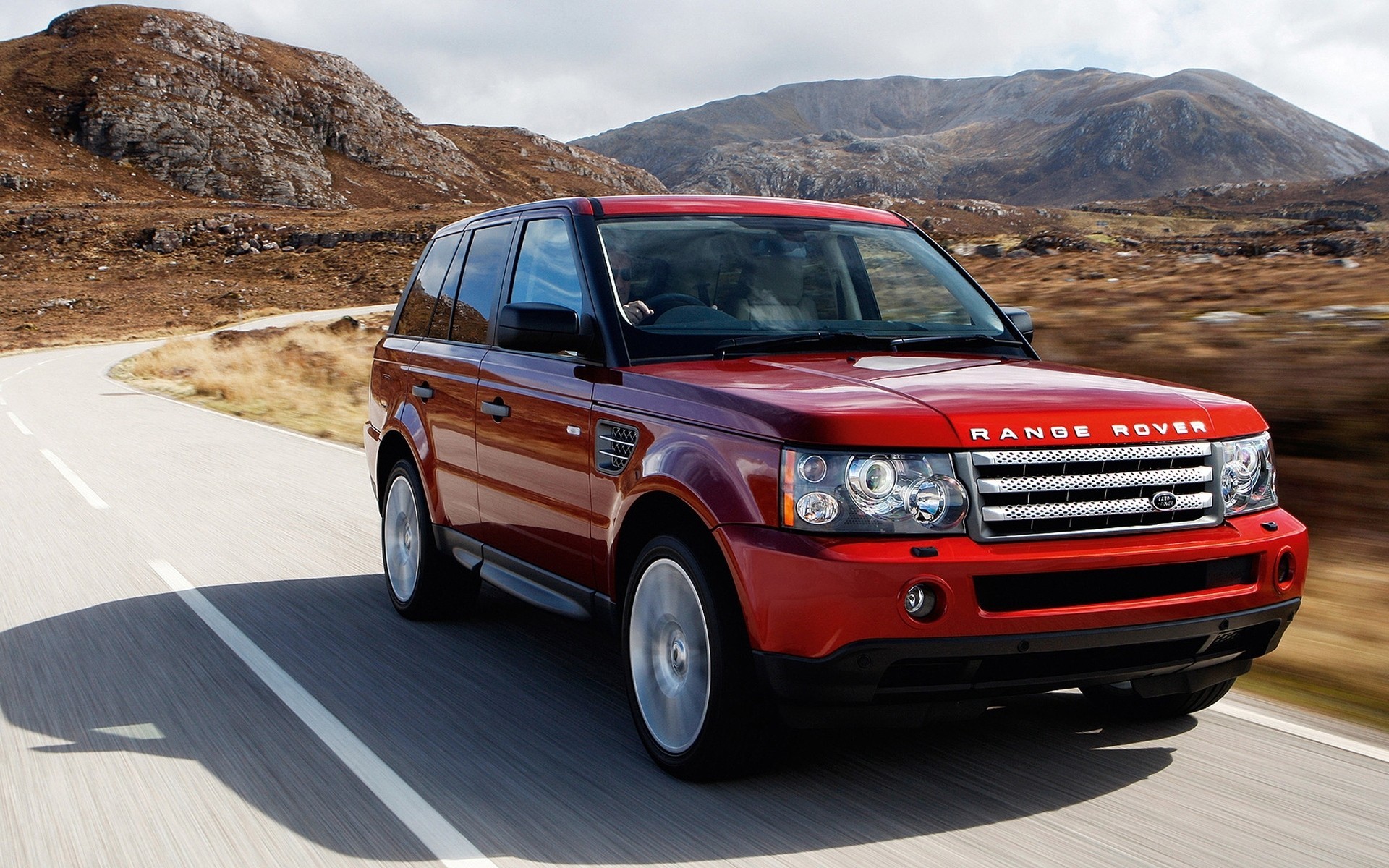 voiture asiatique gris rouge route