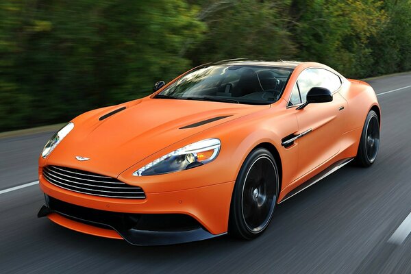 Orange Aston Martin na drodze