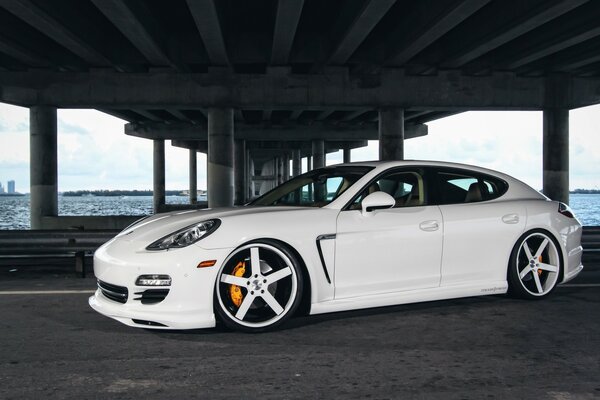 Porsche blanche tuning sous le pont