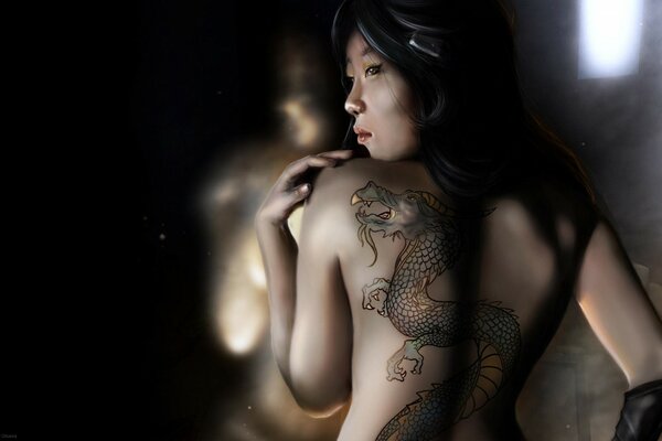 Азиатская модель с татуировкой дракона на спине
