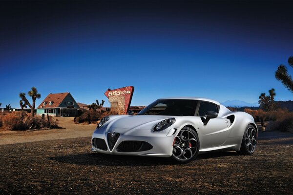 Alfa Romeo 2014 blanc sur une route déserte au Mexique