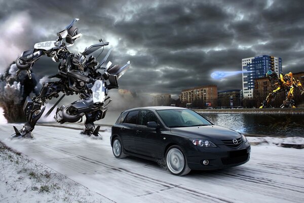 Hoher Roboter-Transformator und Mazda-Auto
