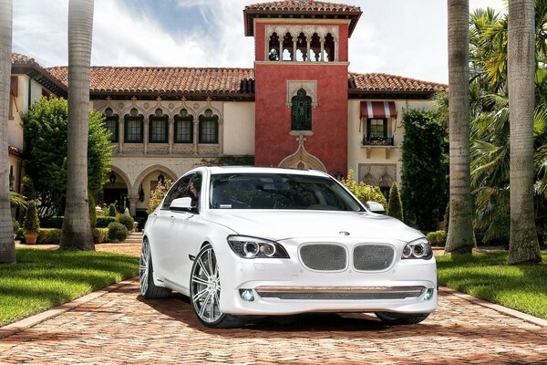 Bmw sportive blanche dans la cour d une belle maison