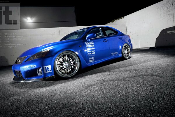 Lexus IS250 discreto en azul