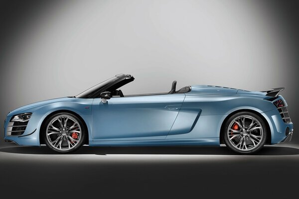 Cabriolet Audi blu su sfondo grigio