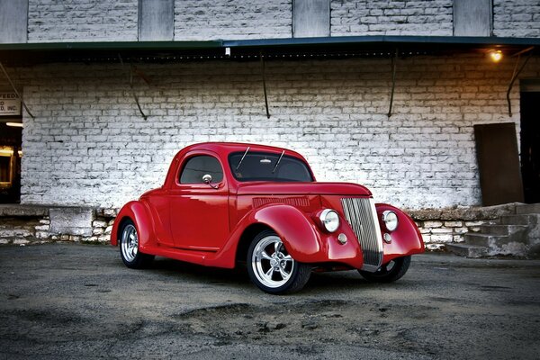 Voiture Ford de couleur rouge