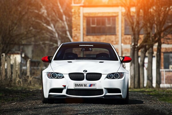 Voiture BMW couleur blanche sur fond de nature