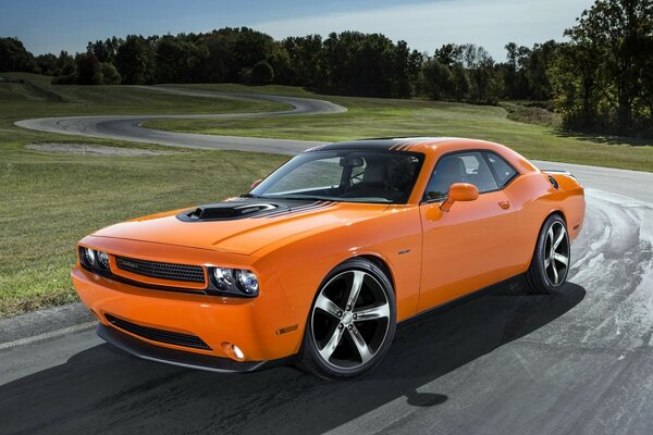 Voiture orange sur une route en spirale