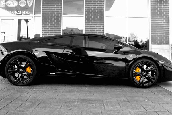 Coche de carreras deportivo negro lamborghini