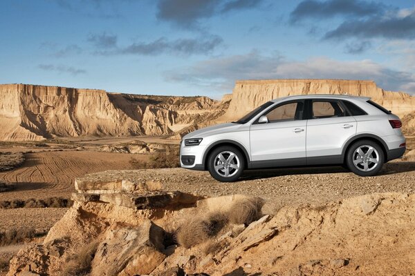 Audi blanco en el desierto fuera de la carretera