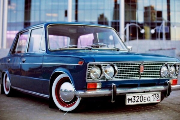 Coche ruso azul VAZ 2103