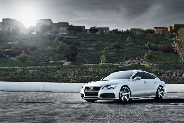 Voiture Audi sur fond de colline