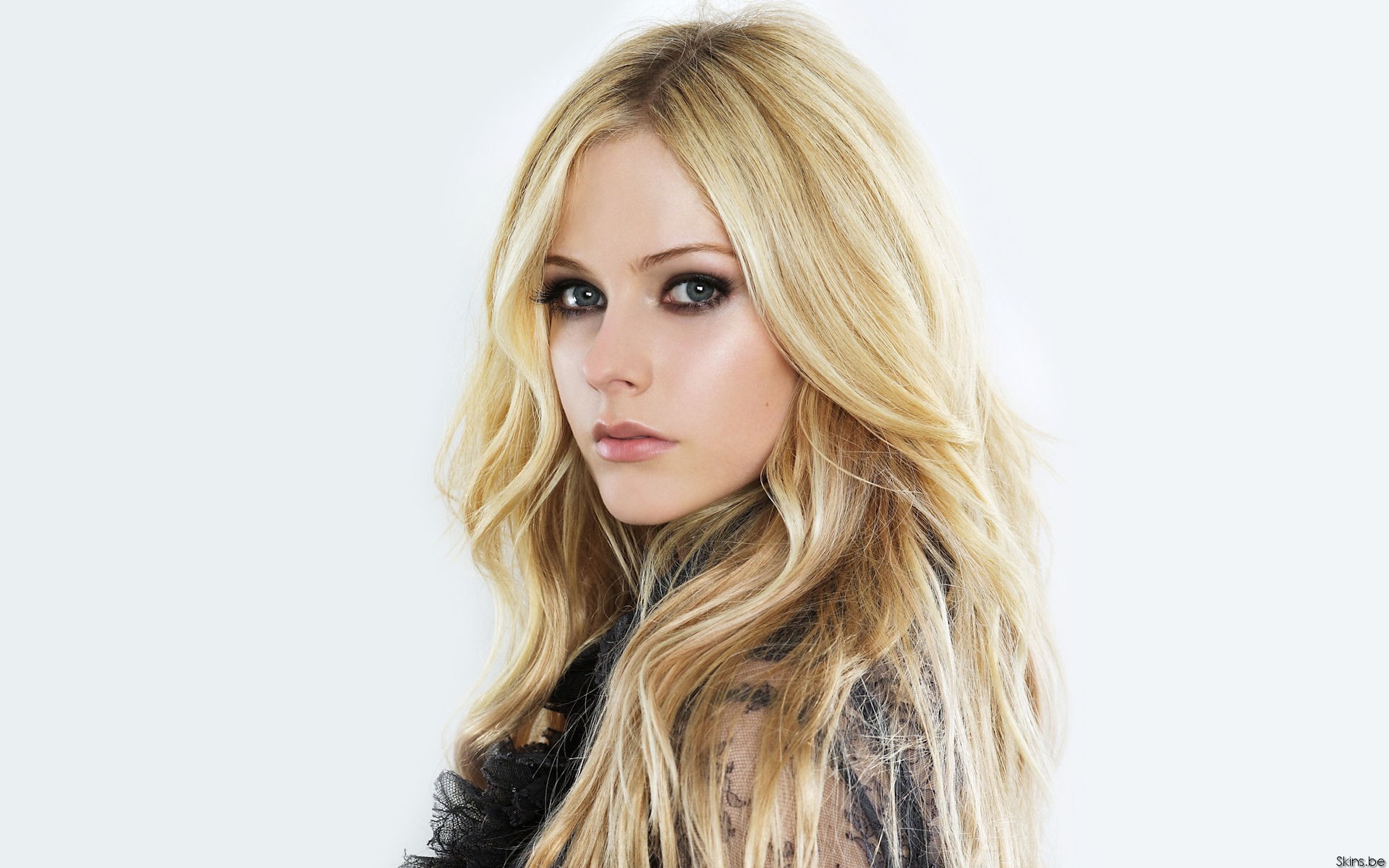 avril lavigne sguardo cantante