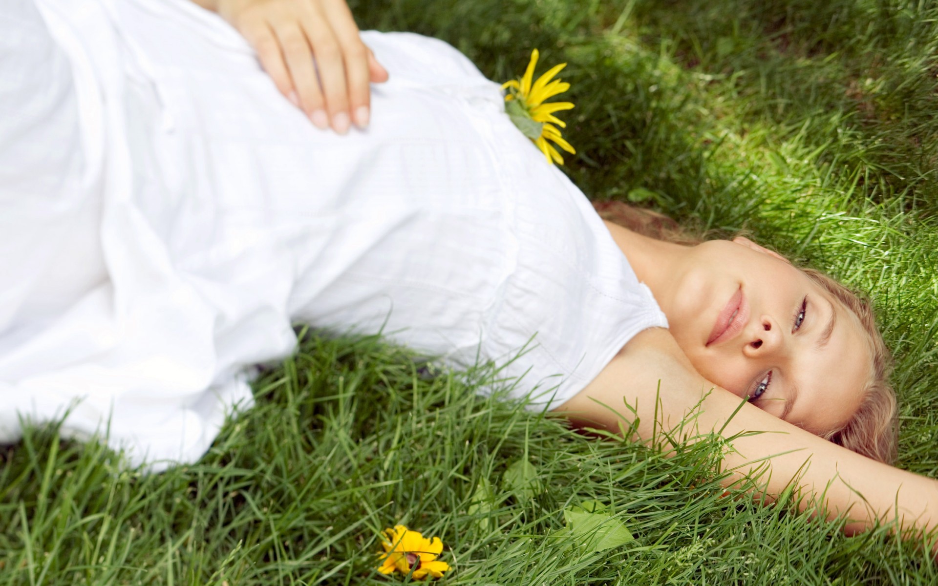 gras blumen weißes kleid