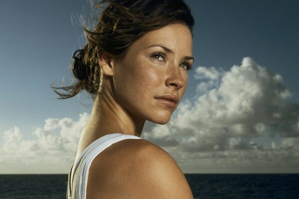 Portraits Evangeline Lilly contra el mar y el cielo con nubes