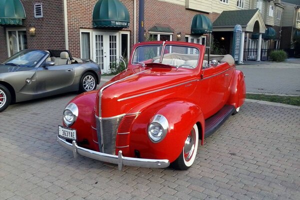 Viejo coche rojo en la ciudad