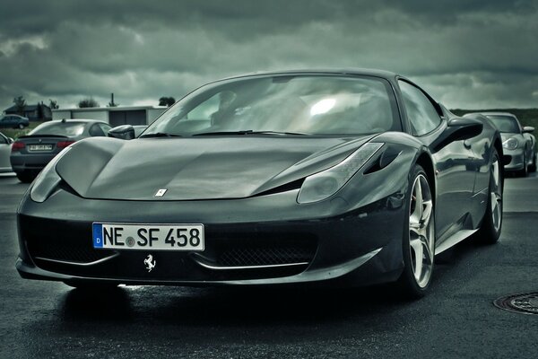 Imagen en blanco y negro de un Ferrari estacionado