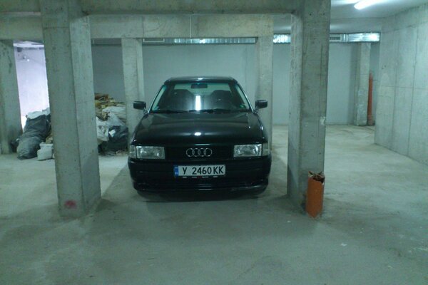 Dunkler Audi in einer Betongarage