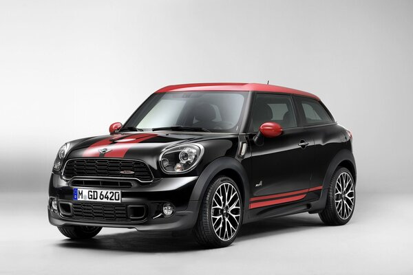 Rosso e nero Mini Cooper 2014 su sfondo bianco