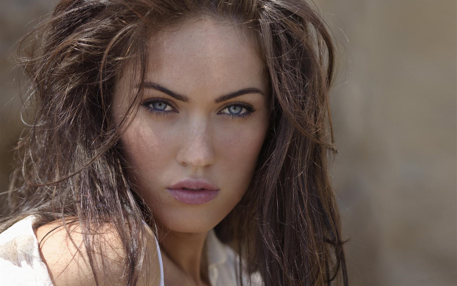 megan fox cara ojos azules pecas