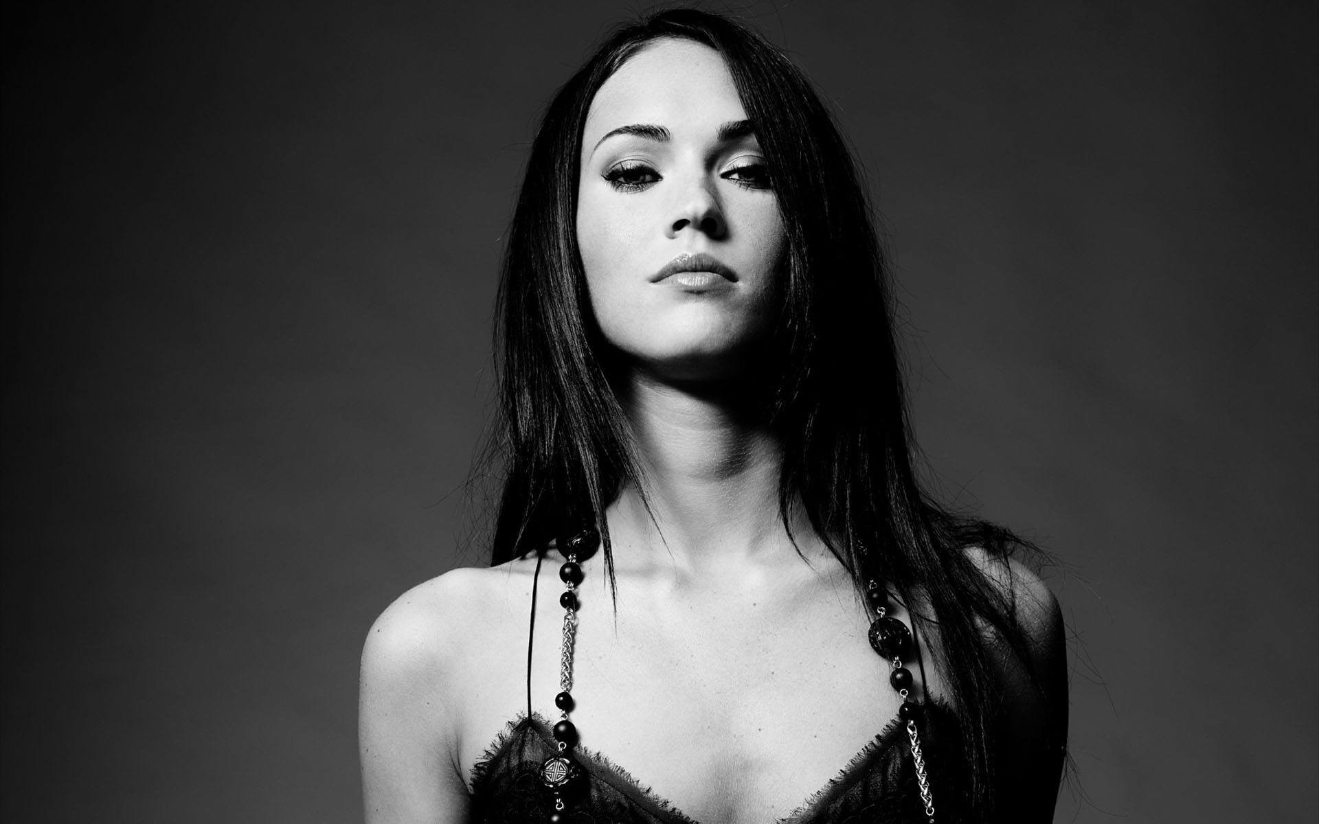 megan fox blanco y negro bisutería