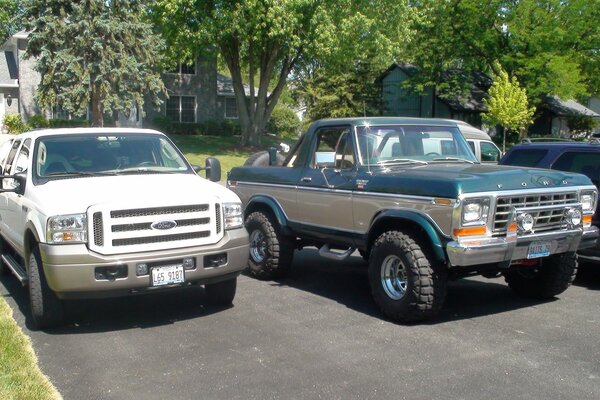 Camions Ford ranger dans le parking