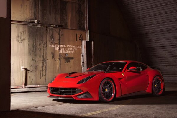 Czerwone Ferrari w garażu