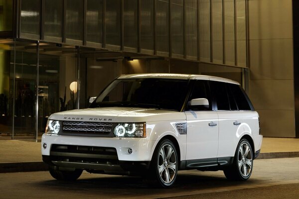 Белый автомобиль land rover