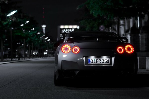 Nissan oscuro en la ciudad de la noche