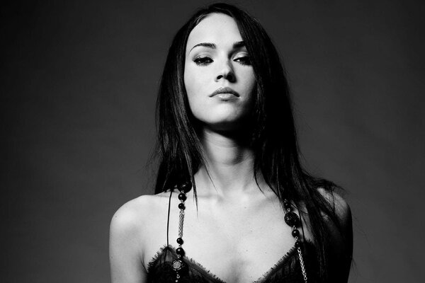 Megan Fox schwarz weiß Foto Büste