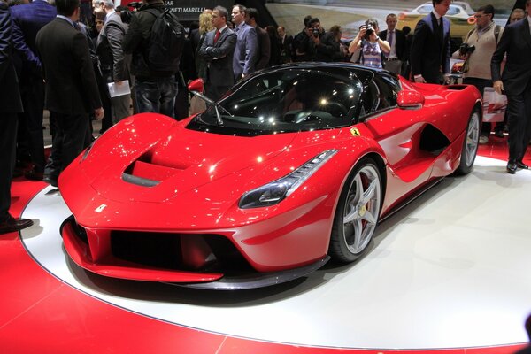 Ferrari rojo deportivo en la Feria del automóvil
