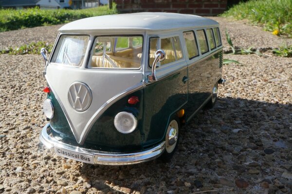 Un viejo minibús Volkswagen en un terreno baldío