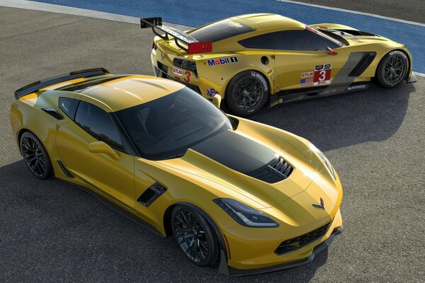 Gelbe Corvette-Autos auf braunem Asphalt