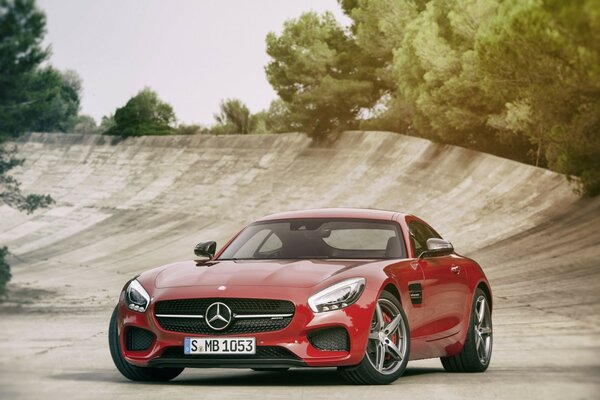Roter sportlicher Mercedes auf der Strecke