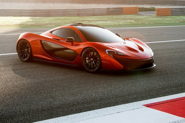 El superdeportivo rojo McLaren en la pista