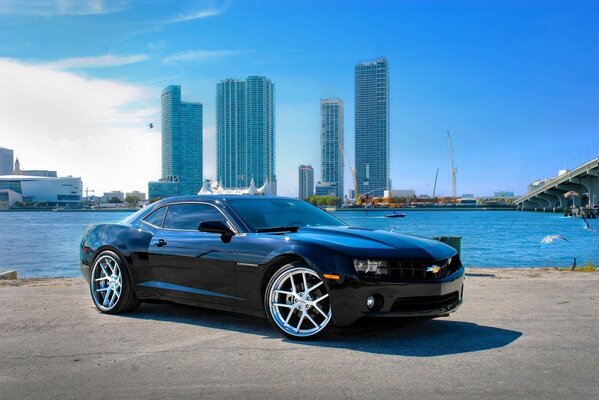 Chevrolet Camaro moderno. Elegante Corvette negro