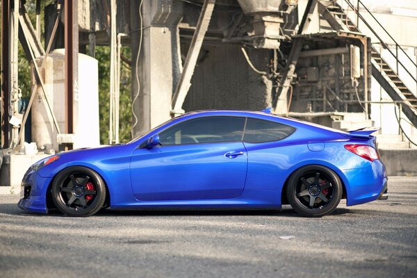 Coche azul coupé de tres puertas