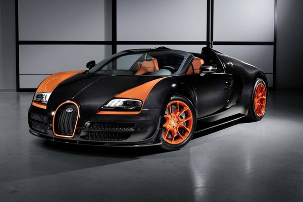 Sportlicher schwarzer Bugatti Veyron auf orangefarbenen Alufelgen