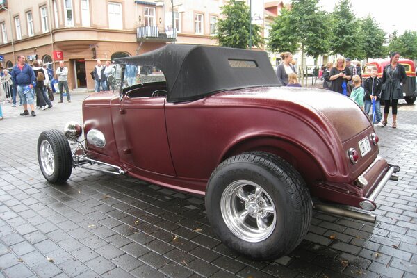 Vintage rotes Auto in einer belebten Straße