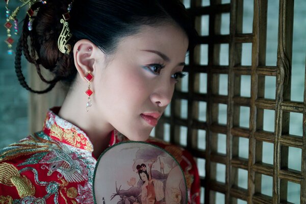 Hermosa mujer China con un Ventilador