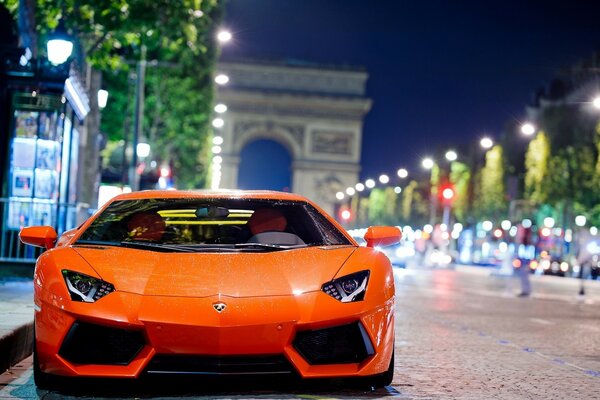 Lamborghini orange dans les rues de Paris
