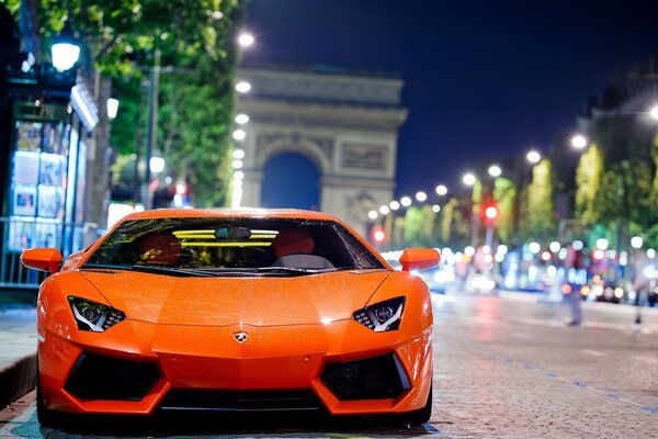 Lamborghini all arancia per le strade di Parigi