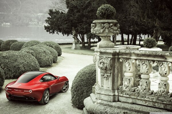 Alfa Romeo in una villa in riva al mare