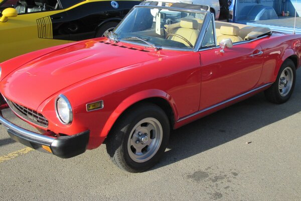 Rotes Retro-Cabrio auf dem Parkplatz