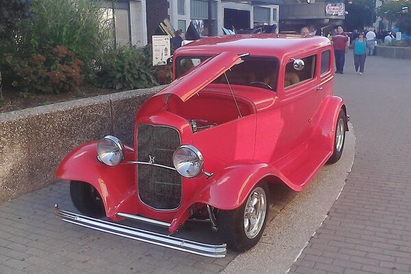 Coche viejo clásico de color rojo