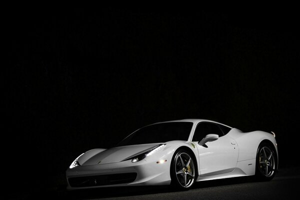 Ferrari blanco sobre fondo negro
