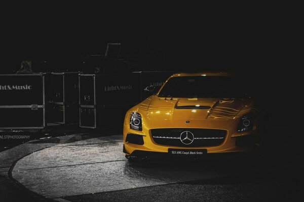 Gelber Mercedex Benz SLS AMG Coupé im Dunkeln