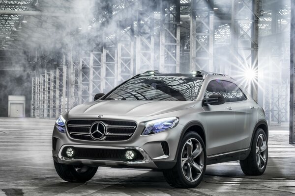 Grauer Mercedes-Crossover im Produktionsraum