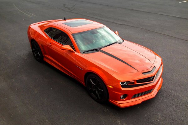 Chevrolet Camaro naranja en la pista